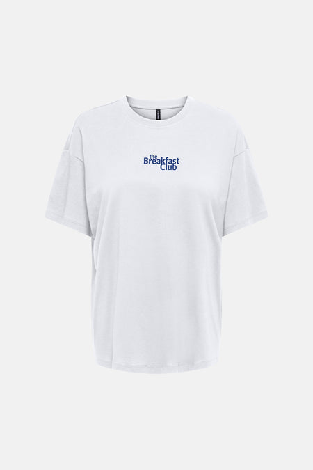 T-shirt blanc ONLY, avec un imprimé bleu d'ingrédients de petit-déjeuner au dos.