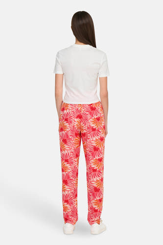 T-shirt blanc à manches courtes de ONLY®, porté avec un pantalon coloré à imprimé floral.