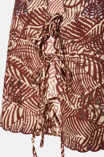 Gedetailleerde bruine en beige rok met koordsluiting.