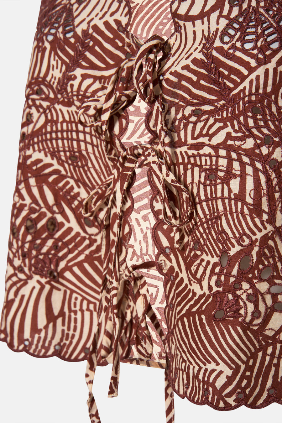 Gedetailleerde bruine en beige rok met koordsluiting.