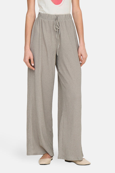 Pantalon beige de ONLY, avec une coupe décontractée et un cordon de serrage à la taille.