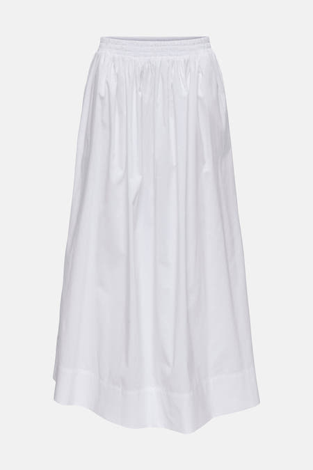 Robe blanche de JDY, avec une ceinture élastique et une coupe qui s'élargit.