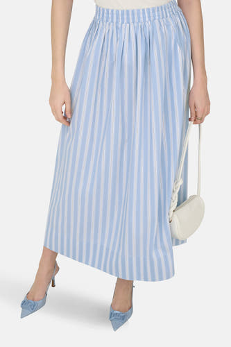 Jupe rayée bleue de JDY, avec une taille élastique et des rayures craie verticales.