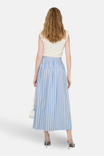 Jupe bleue de JDY, avec des rayures verticales et combinée avec un haut blanc et des talons.