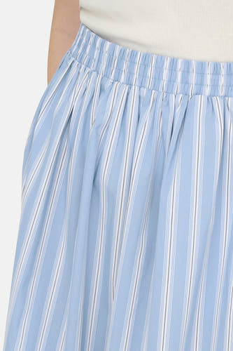 Jupe bleue de JDY avec rayures blanches et noires, taille élastique et design plissé.