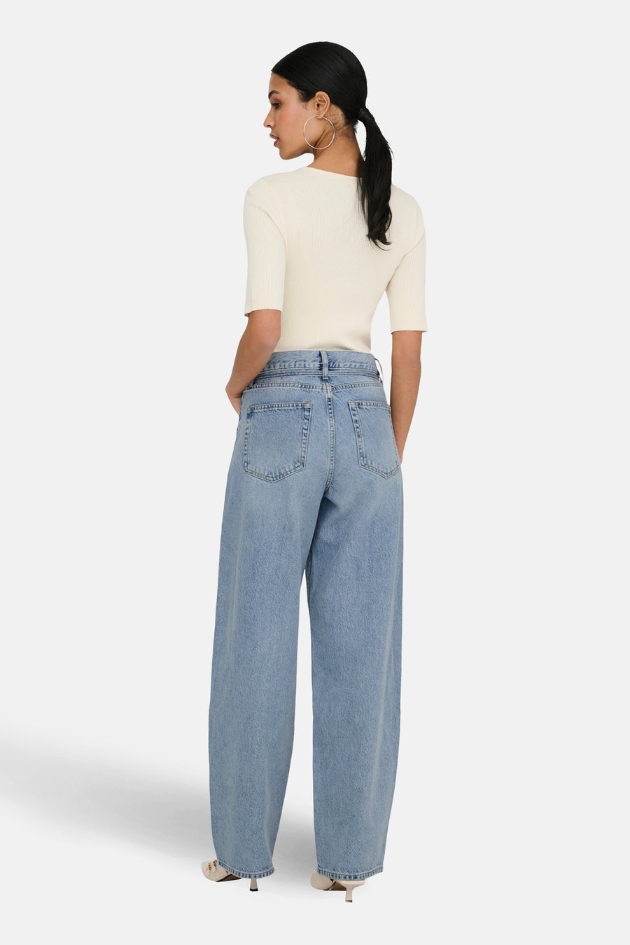 Jean droit bleu clair de ONLY, avec poches italiennes et taille haute.