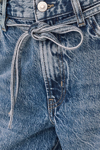 Jean en denim bleu clair de ONLY, avec une ceinture élastique et un lavage délavé.