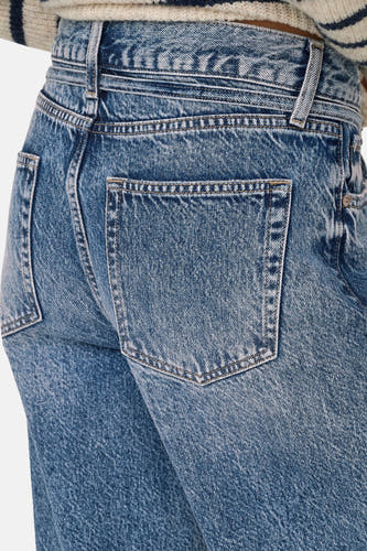 Jean droit bleu clair d'ONLY, avec poche arrière et passants de ceinture, fabriqué en tissu denim.