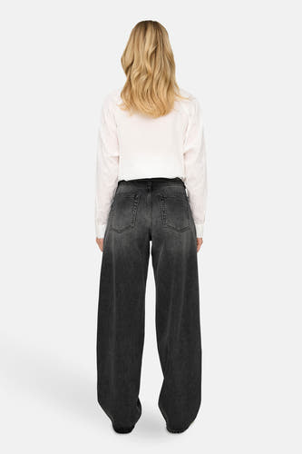 Jean droit gris anthracite de ONLY, vu de dos, avec une blouse blanche à manches longues.