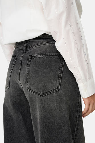 Jean droit gris anthracite d'ONLY, avec des poches arrière visibles et une chemise blanche à paillettes.