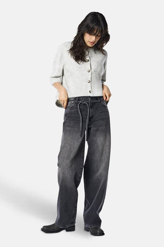 Jean droit denim gris clair d'ONLY, avec une ceinture à la taille et des chaussures noires.
