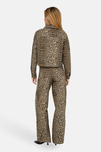 Manteau court brun d'ONLY® avec imprimé léopard et longues manches, vu de derrière.