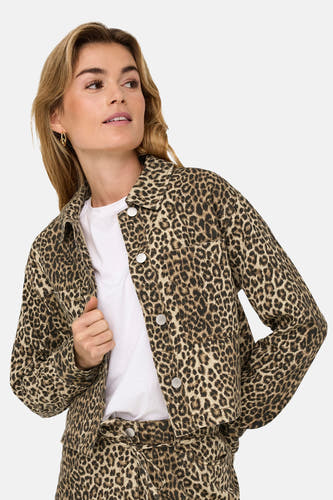 Manteau court brun d'ONLY avec un imprimé léopard, porté sur un T-shirt blanc et des boucles d'oreilles dorées.