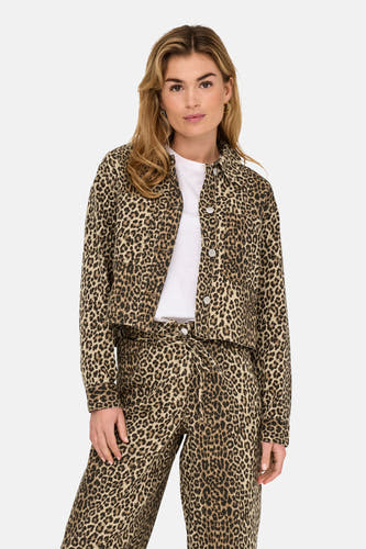 Manteau court brun d'ONLY avec imprimé léopard, porté sur une chemise blanche et un pantalon coordonné.