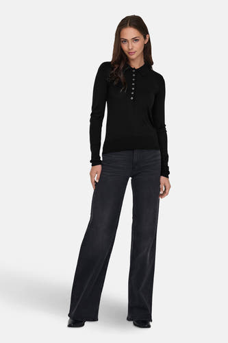 Polo noir à manches longues d'ONLY, avec col boutonné et associé à un jeans foncé.