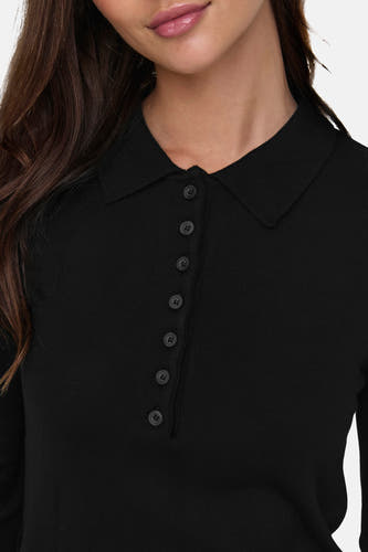 Polo noir à longues manches ONLY, avec une fermeture à boutons et un col classique.
