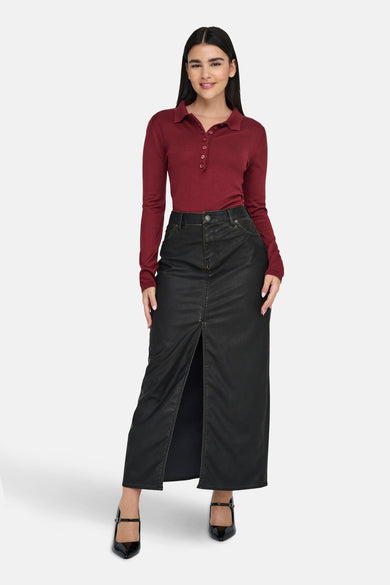 Polo rouge à longues manches de ONLY®, porté avec une jupe longue fendue et des chaussures noires.