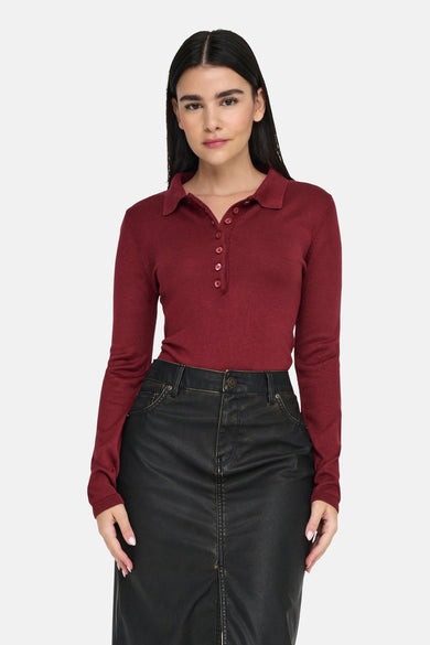 Polo rouge à longues manches d'ONLY, avec une fermeture à boutons et une jupe noire en cuir.
