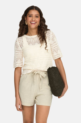Pull écru à col rond de JDY, avec motif ajour et porté avec un short en lin beige.