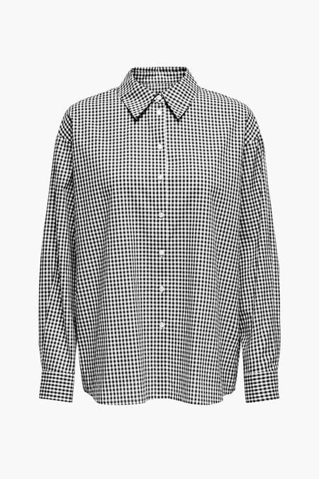 Chemise noire à manches longues de ONLY, avec un motif de damier rayé et une partie arrière droite.