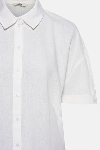 Robe blanche à manches courtes de JDY, avec une fermeture à boutons et un col.