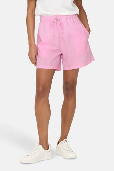 Short rose ONLY avec des rayures verticales et un t-shirt blanc à manches courtes.