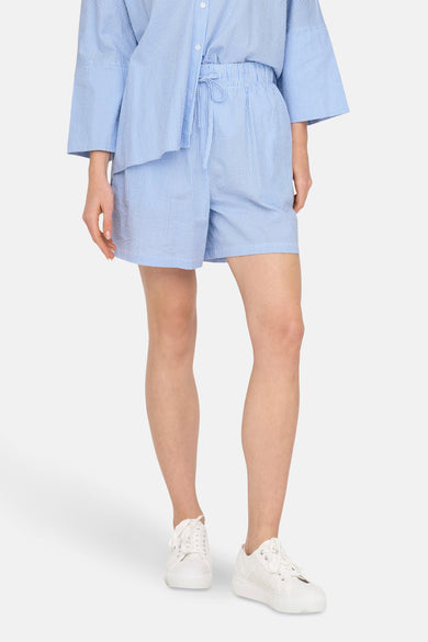 Blouse bleue de ONLY® avec un motif à rayures et des manches longues, gros plan.
