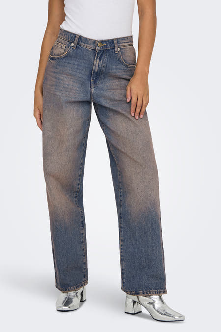 Jean boyfriend bleu marine d'ONLY, avec un lavage délavé et des chaussures argentées.