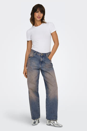 Donkerblauwe boyfriend jeans van ONLY, met een vervaagde wassing en zilverkleurige laarsjes.
