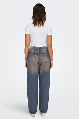 Jean boyfriend en denim bleu marine de ONLY®, avec un lavage délavé et des jambes larges.