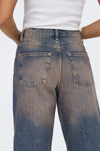 Jean boyfriend bleu marine d'ONLY, avec un lavage délavé et des poches arrière.