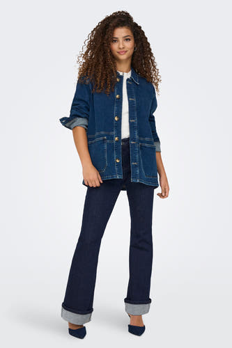 Jean flare bleu marine de ONLY, avec des poches rabattues et associé à une veste en denim.
