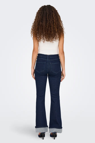 Jean flare bleu marine de ONLY®, avec un revers et porté en combinaison avec une chemise sans manches.