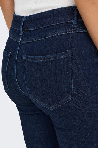 Jean flare bleu marine de ONLY, avec des poches arrière et une texture denim classique.