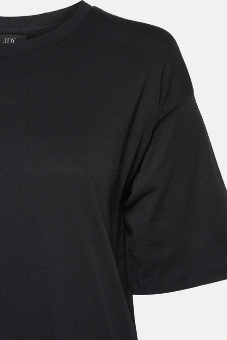 Robe noire à manches courtes de JDY, avec une texture lisse et un style décontracté.