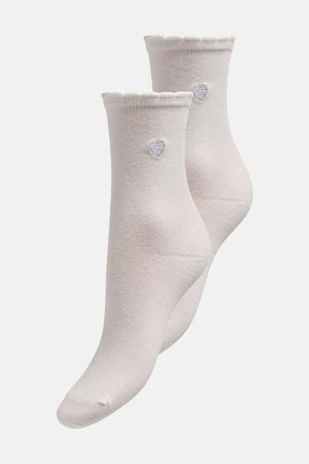 Chaussettes écru de ONLY avec un bord côtelé et une application de coeurs argentés.