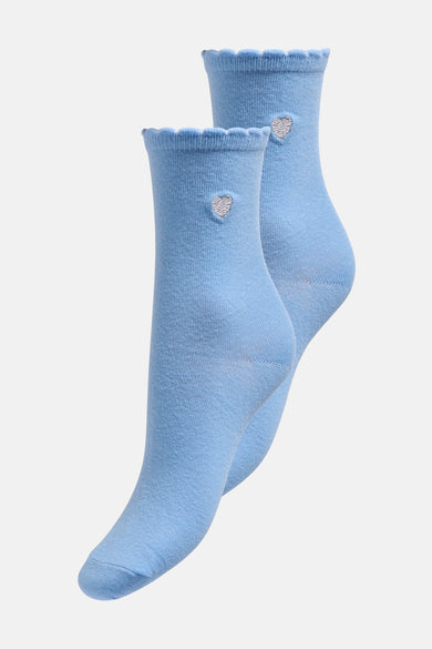 Chaussettes bleues ONLY, avec des cœurs argentés et un bord ondulé.