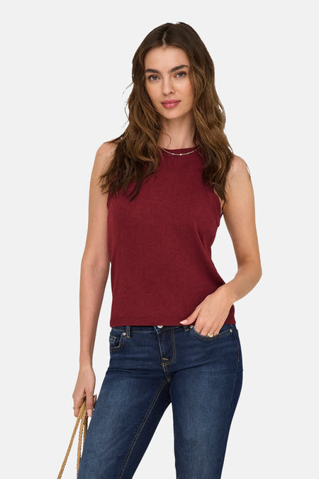 Bordeaux top sans manches d'ONLY, avec des jeans foncés et un sac tissé.