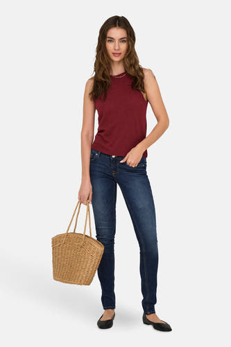 Bordeaux top zonder mouwen van ONLY, met donkere jeans en een geweven tas.
