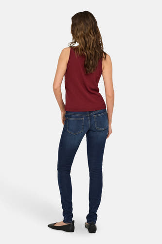 T-shirt bordeaux sans manches de ONLY, vu de derrière, associé à des jeans foncés et des ballerines noires.