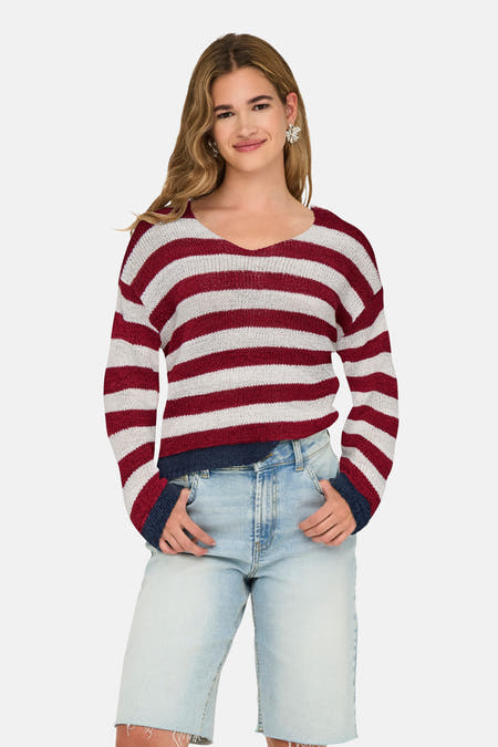 Sweat-shirt multicolore à col V de ONLY, avec des rayures horizontales et porté avec un short en denim.