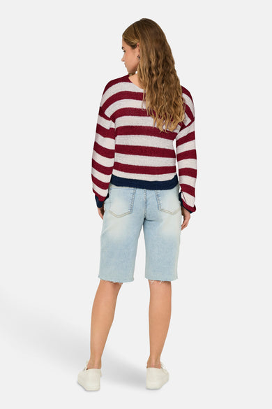 Chemise rayée brossée à col V de ONLY, complétée par des shorts en denim bleu clair et des chaussures blanches.