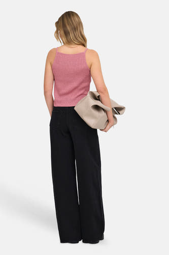 Roze ribbel tanktop van ONLY®, achterkant, met donkere wijde jeans en beige jas in hand