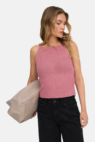 Roze ribbel tanktop van ONLY®, gedragen met donkere jeans en een beige tas, zijaanzicht