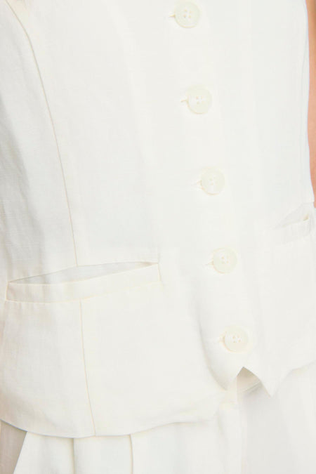 Blazer blanc d'ONLY, avec des boutons et des poches.