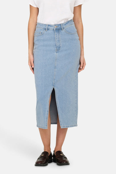 Long shortau denim de JDY, avec une fente et associé à un T-shirt blanc et des chaussures marron.