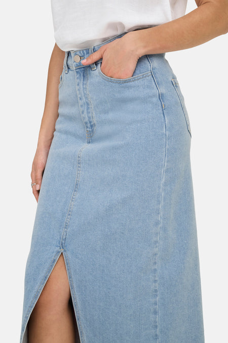 Longue jupe en denim bleu clair JDYY une fente à l'avant et des poches.