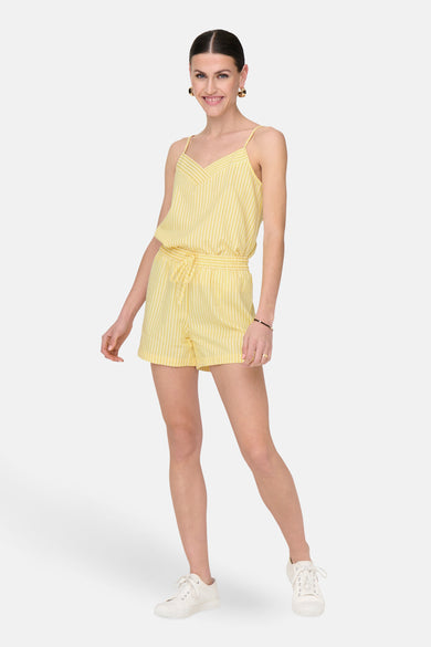 Short bleu de JDY, avec des rayures verticales et une ceinture à la taille, porté avec des baskets blanches.