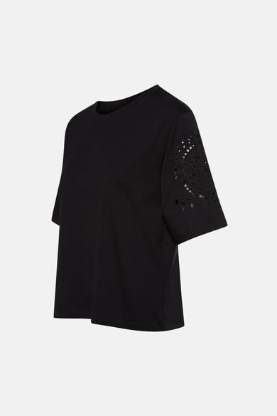 T-shirt noir à manches courtes de JDY, avec des motifs floraux décoratifs sur l'épaule.