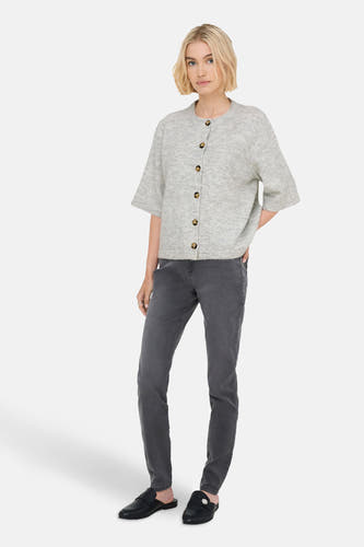 Cardigan gris d'ONLY, avec des manches courtes et une fermeture à boutons devant, porté avec un jeans gris.
